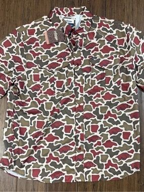 Amigo Men’s Arkansas Razorbacks Fishing Camo Button-Up Shirt